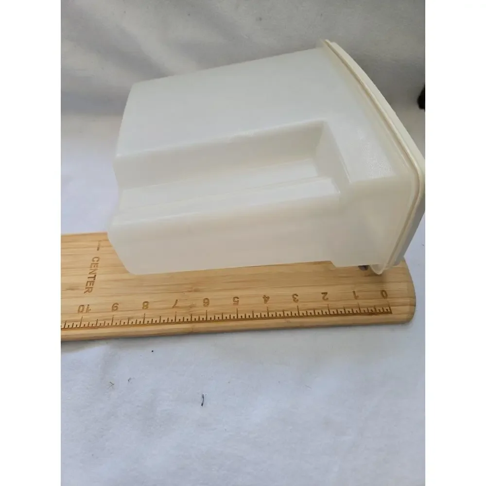 Vintage RUBBERMAID 13 cups #3 Dry Cereal Storage 0091 - Sheer W/Almond Lid